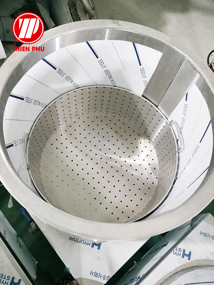 Nồi phở 50L được thiết kế với giỏ đựng xương giúp nước dùng không bị lẫn vụn xương