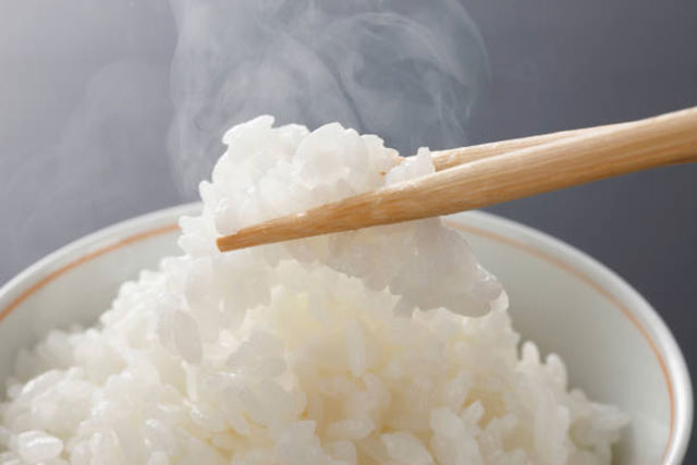 Cơm được nấu bằng tủ cơm công nghiệp, dẻo, thơm ngon và giữ lại được dinh dưỡng